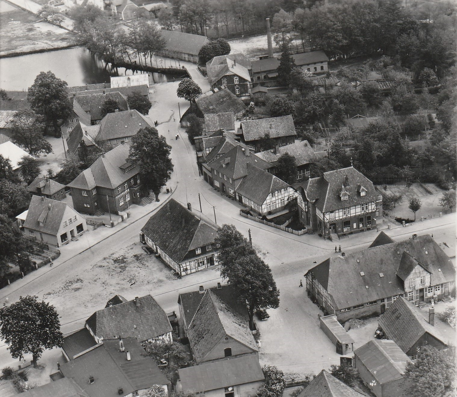 04_Luftaufnahme des Marktplatzes in Sittensen 1955 in Richtung Osten